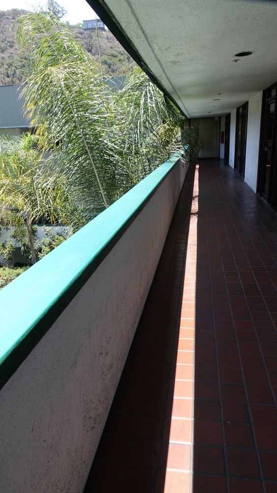 EXECUTIVE OFFICES $450.00 TO $550.00 PER MONTH, INCLUDES UTILITIES.